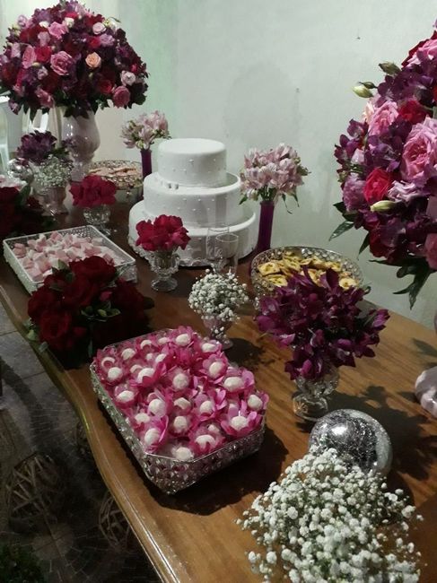 A mesa do bolo com os doces