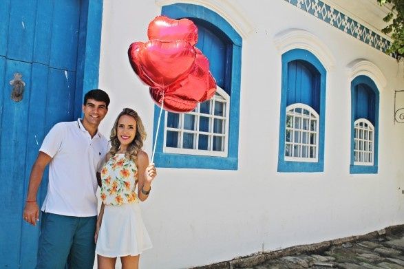 Balão a gás, estilo coração, formando palavras ou iniciais de vocês.