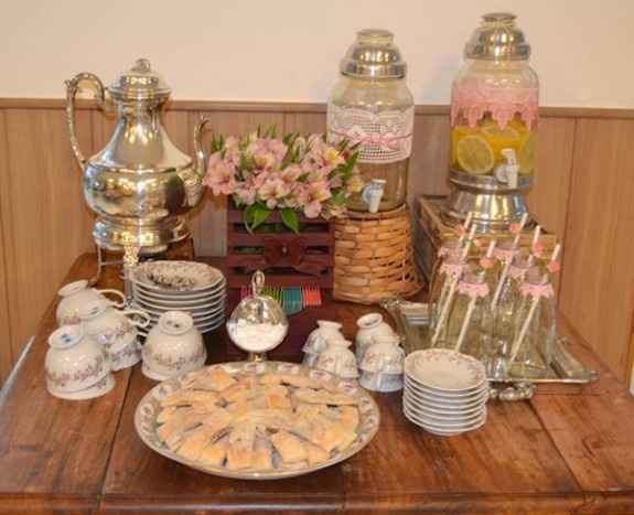 Samovar, suqueiras e garrafinhas decoradas com renda. E esses canudinhos também são o máximo