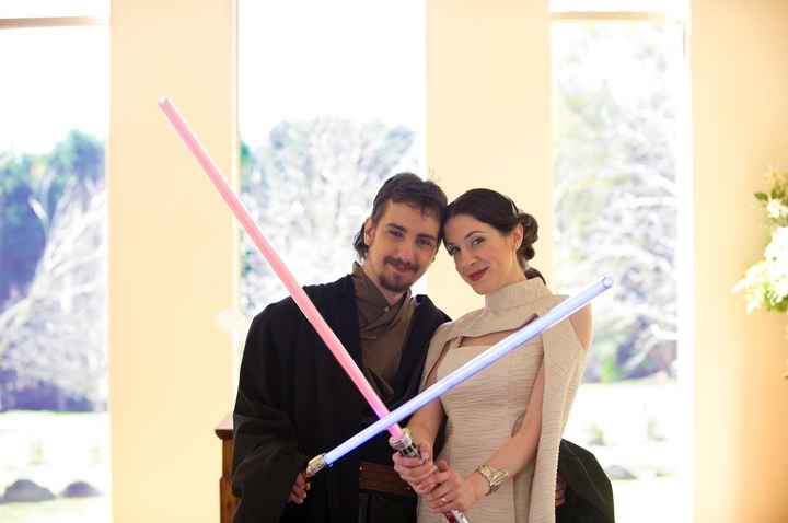 Os noivos com os sabres de luz