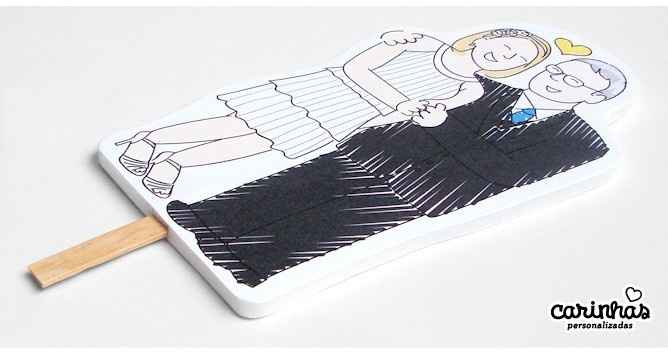 Outra sugestão em papel, mas não em 3D. Pode incluir os meninos na ilustração, e assim o topo seria 