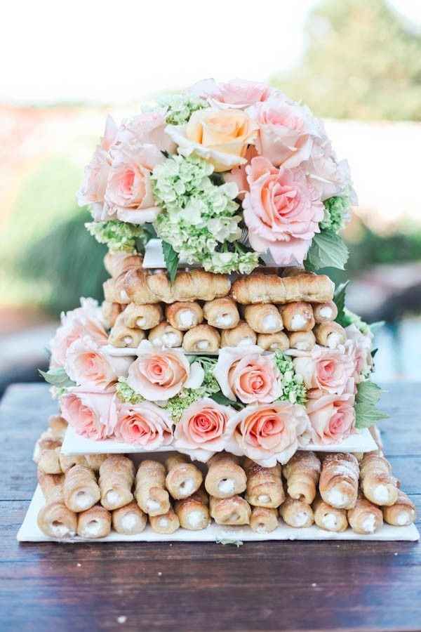 Cannoli não pode faltar, claro! Aqui, eles simulam um bolo