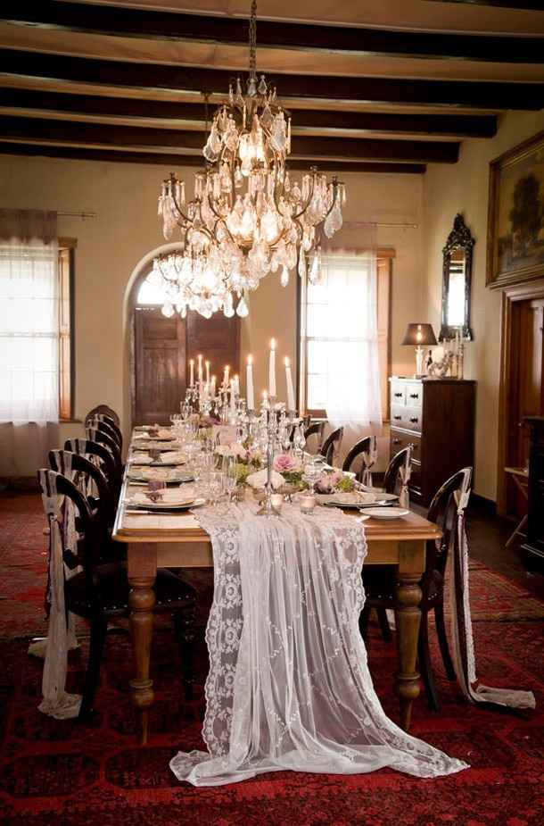 Decoração - toalhas de renda, candelabros, lustres grandiosos