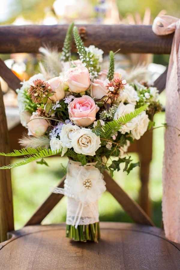 Pluminhas e acabamento em renda 