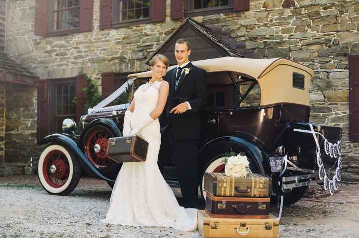 Ideias pras fotos Carro da época e valises de viagem. Atrás do carro, as bandeirolas anunciam "Recém