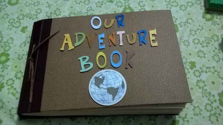 E o nosso gordinho livro de aventuras, com fotos, ingressos, folders etc, desses 8 anos juntos!