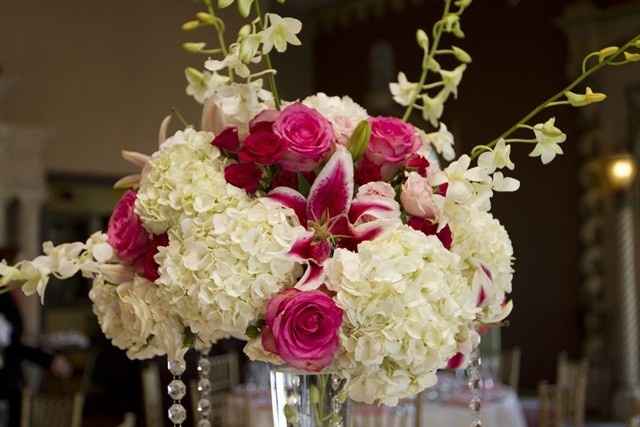 Decoração com lírios e orquídeas