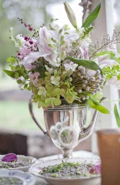 Decoração com lírios e orquídeas
