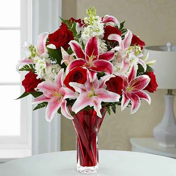 Decoração com lírios e orquídeas