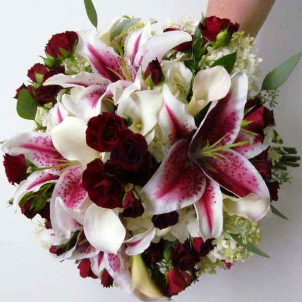 Decoração com lírios e orquídeas