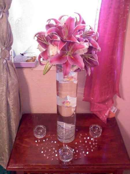 Decoração com lírios e orquídeas