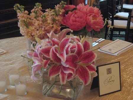 Decoração com lírios e orquídeas