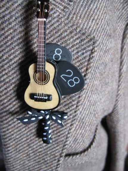 Boutonniere com miniatura de instrumento