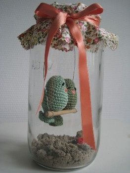 Tipo terrário, com passarinhos feitos de crochê