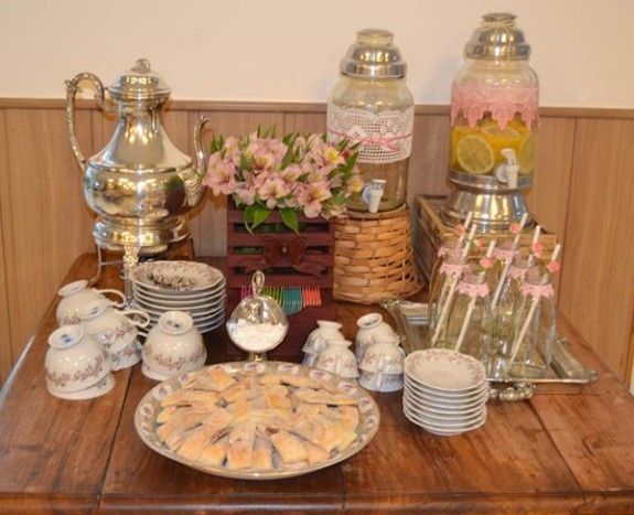 Samovar, suqueiras e garrafinhas decoradas com renda. E esses canudinhos também são o máximo