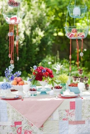 Toalha de retalhos e decoração aérea com frutas