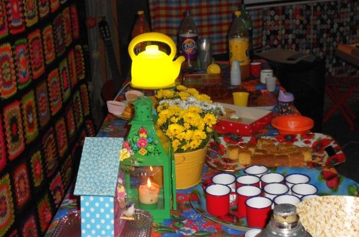 Olha que luminária diferente! Essa decoração é super divertida e colorida.
