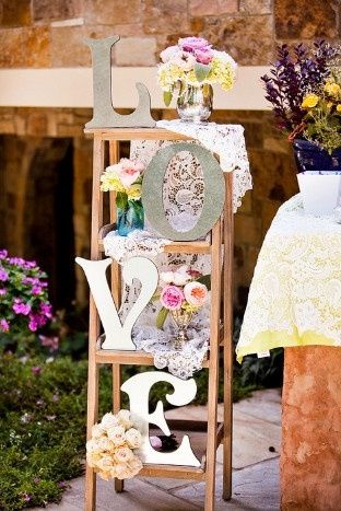 Escada com letras e flores
