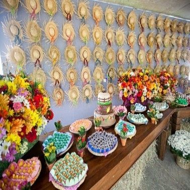 Painel de chapéus e flores do campo
