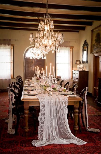 Decoração - toalhas de renda, candelabros, lustres grandiosos