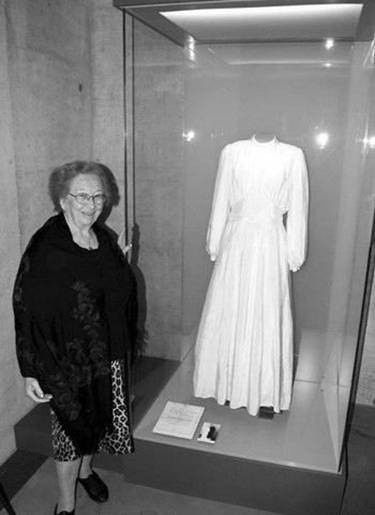 Lilly e seu vestido, em exposição no museu de Bergen-Belsen