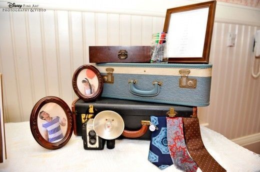 Ideias pra decoração - valises e máquina fotográfica antigas. Adorei os porta-retratos que interagem