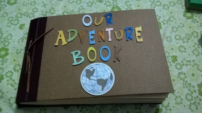 E o nosso gordinho livro de aventuras, com fotos, ingressos, folders etc, desses 8 anos juntos!
