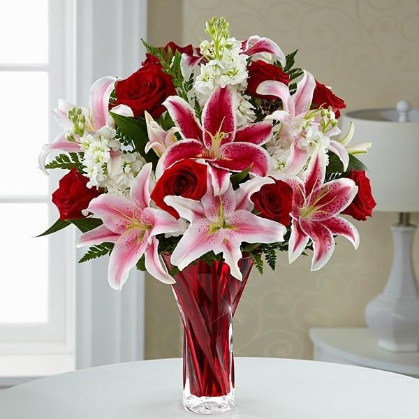 Decoração com lírios e orquídeas