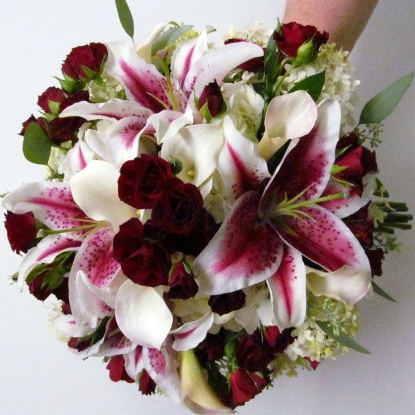 Decoração com lírios e orquídeas