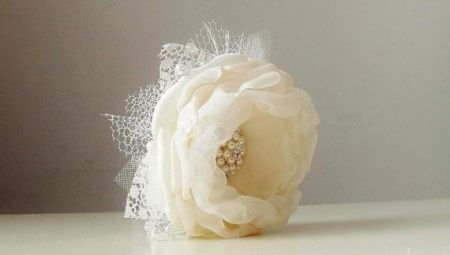 Com renda e strass