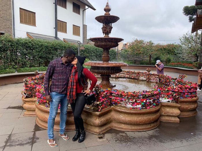 Os recém casados, Vitor e Natalice, na Fonte do Amor Eterno em Gramado. Foto Arquivo pessoal