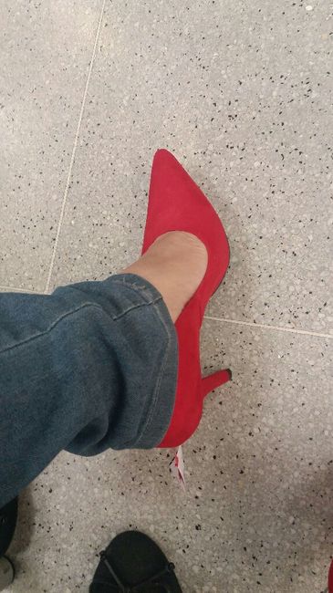  Olá meninas estava pesquisando sapatos para o grande dia. - 1