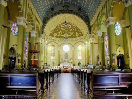 Dentro da igreja