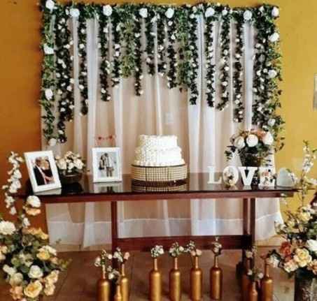 Ou será nesse estilo, mas sem esses detalhes de flores na parede e no chão