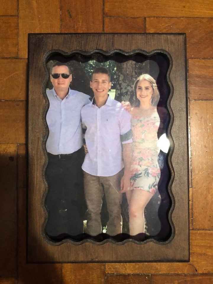 Parte da frente - Tem um vidro antes da foto, por isso o reflexo.