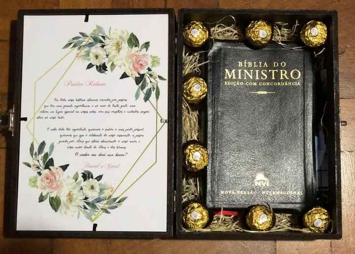 Por dentro. Compramos uma bíblia com diversas ministrações para vários eventos, inclusive casamentos