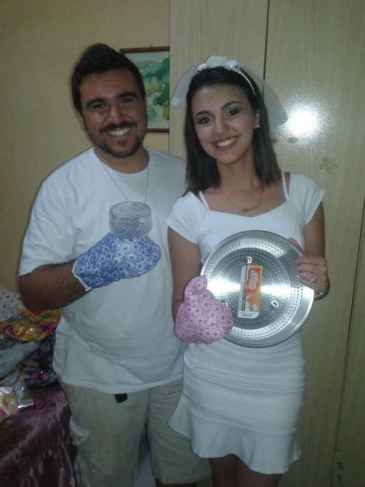 é um cropped e saia
