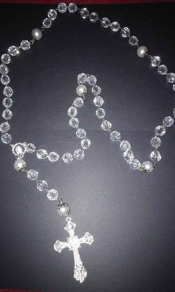 Terço com contas pequenas em bola de cristal, contas grandes em bola de pérola, e tulipas em prata.