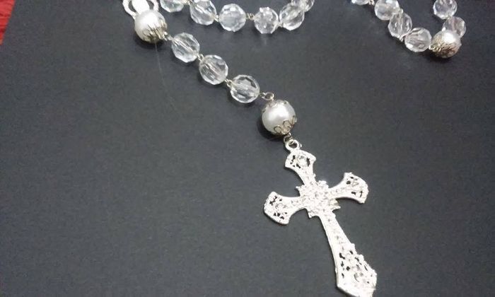 Terço com contas pequenas em bola de cristal, contas grandes em bola de pérola, e tulipas em prata.