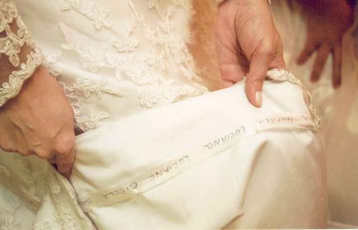 Nomes na barra do vestido