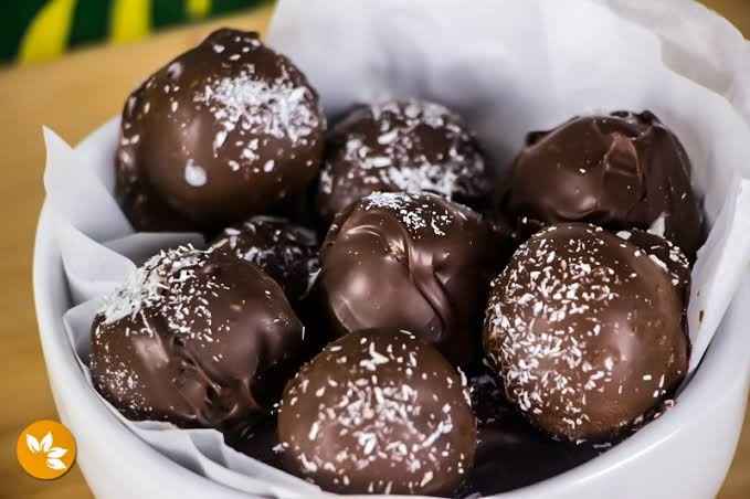 E nossos docinhos que vão ser servidos, será bombons. Então vão ser servidos assim por mesa, vários 