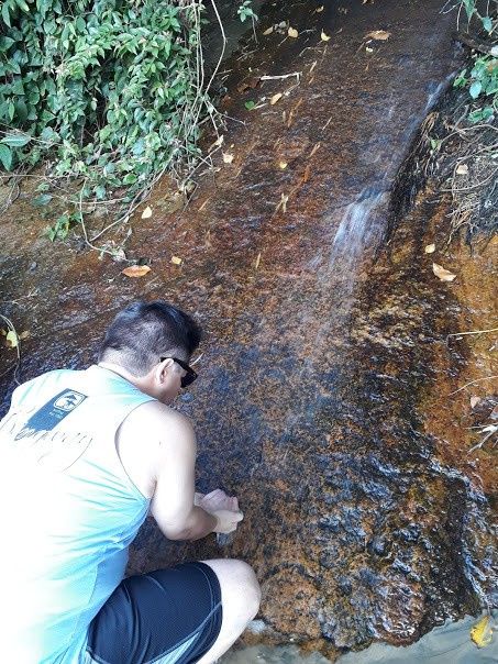 Uma pequena fonte em uma trilha tranquilinha entre uma praia e outra. Água limpa e fresca