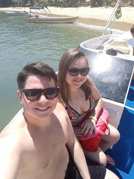 Na lancha indo para o passeio