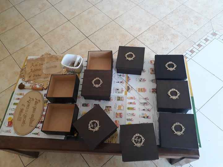 O noivo colou os monogramas e as letras de dentro