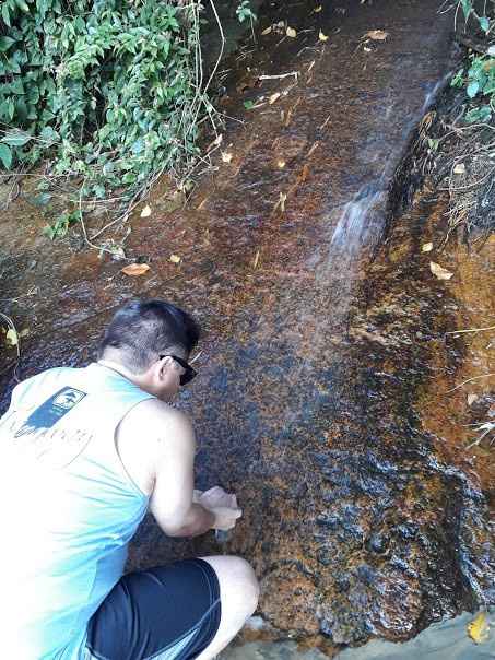 Uma pequena fonte em uma trilha tranquilinha entre uma praia e outra. Água limpa e fresca