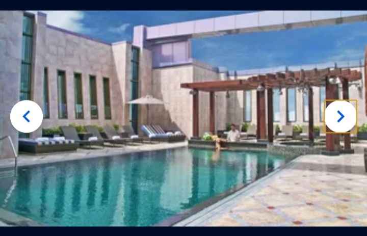 Área da piscina com um bar