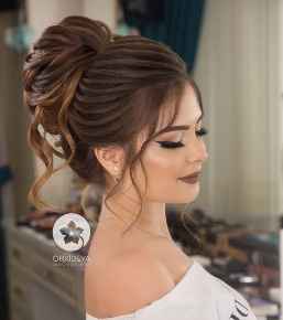 Penteado 2. Esse é mais ou menos como pensei. Mas com o topete mais alto e uma trança envolvendo o c