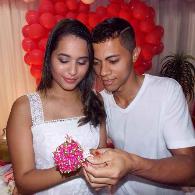 Nossas alianças estavam amarradinhas nesse buquêzinho 