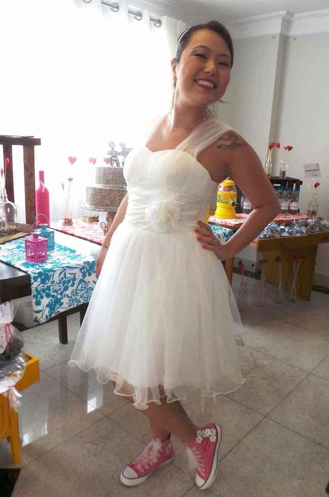 Noiva vestido curto e All Star