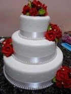 Bolo branco com vermelho
